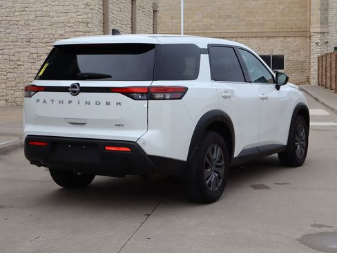 Used 2024 Nissan Pathfinder S image 3