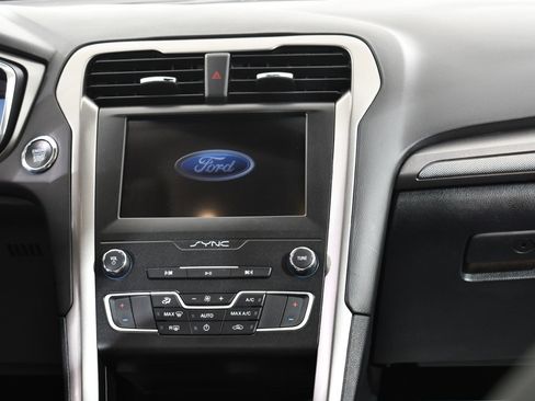 Used 2020 Ford Fusion SE image 9