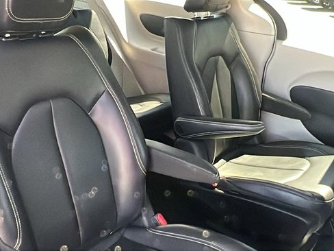 Used 2023 Chrysler Pacifica Touring-L image 22