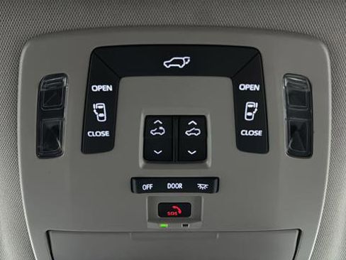 Used 2025 Toyota Sienna XLE FWD image 34
