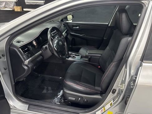Used 2017 Toyota Camry SE w/ Four Season Floor Mat Package image 10