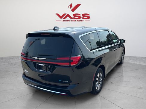 Used 2024 Chrysler Pacifica Limited FWD image 5