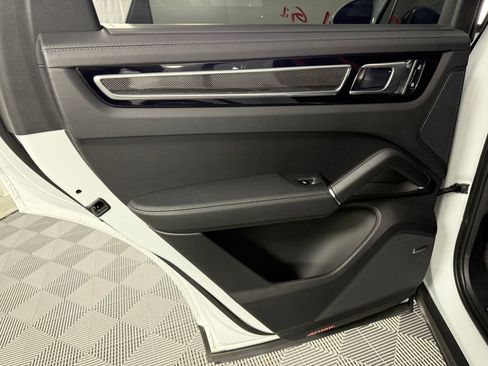 Certified 2023 Porsche Cayenne Platinum Edition image 29