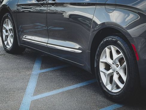 Used 2019 Chrysler Pacifica Touring-L Plus w/ Advanced Safetytec Group FWD image 6