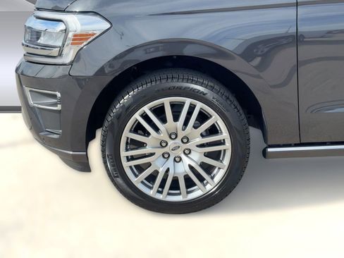 Used 2024 Ford Expedition Limited image 11