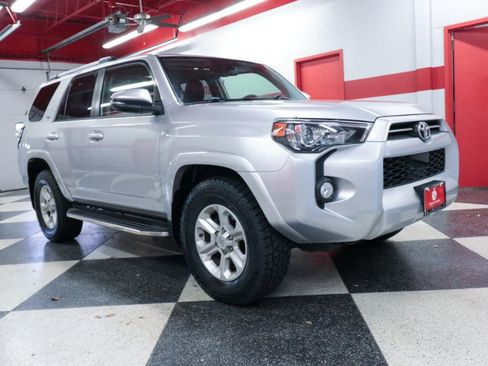 Used 2020 Toyota 4Runner SR5 Premium w/ Moonroof Package RWD image 2