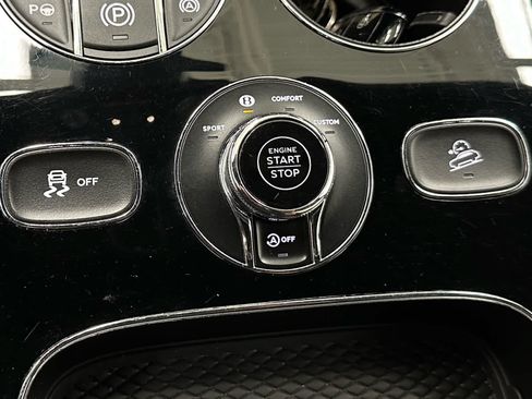Used 2023 Bentley Bentayga AWD/4WD image 29