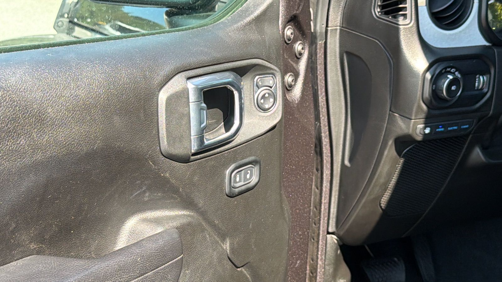 Used 2024 Jeep Wrangler Unlimited AWD/4WD image 15