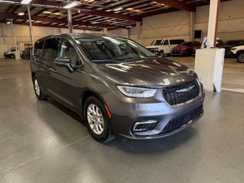 Used 2023 Chrysler Pacifica Touring-L FWD image 5