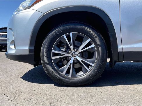 Used 2019 Toyota Highlander LE w/ Carpet Mat Package (TMS) FWD image 3