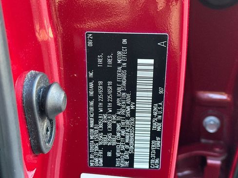 Used 2024 Toyota Highlander XLE image 34