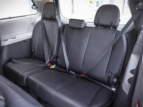 Used 2020 Toyota Sienna SE Premium FWD image 21