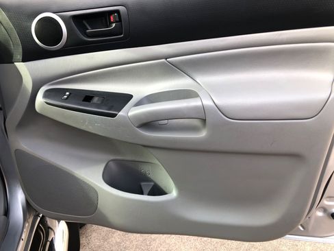 Used 2015 Toyota Tacoma PreRunner image 18