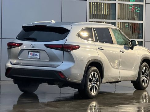 Used 2024 Toyota Highlander XLE image 4