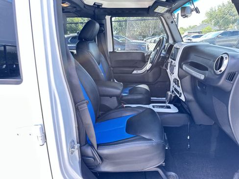 Used 2017 Jeep Wrangler Unlimited Rubicon w/ Connectivity Group AWD/4WD image 9