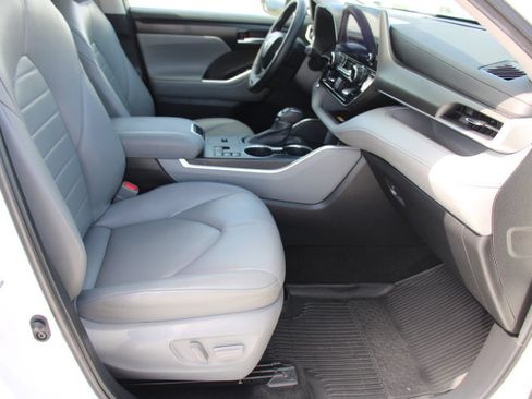 Used 2023 Toyota Highlander XLE FWD image 21