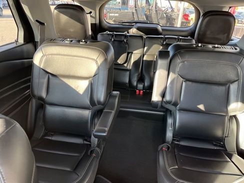 Used 2022 Ford Explorer XLT w/ Equipment Group 202A AWD/4WD image 27