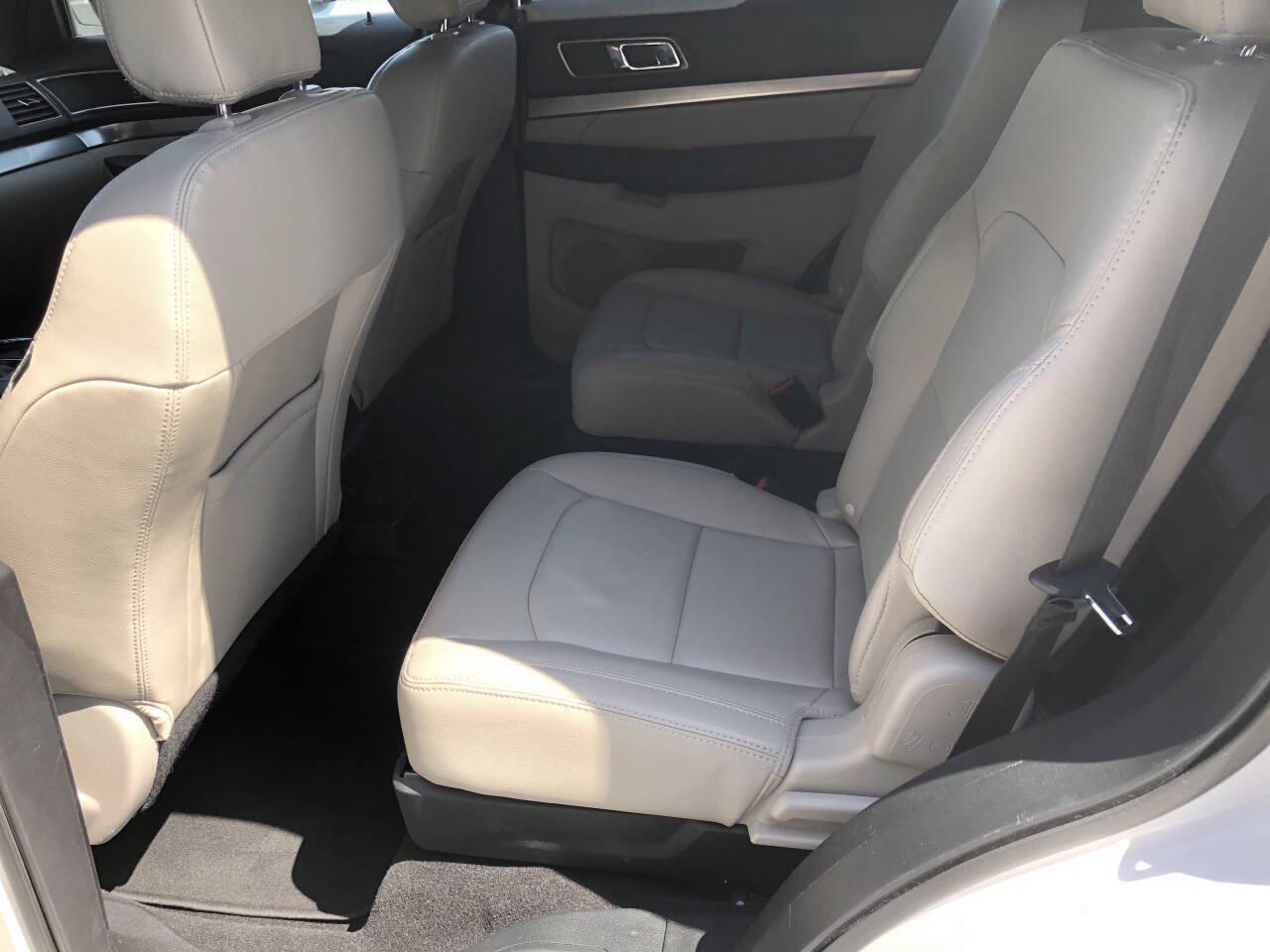 Used 2018 Ford Explorer XLT w/ Equipment Group 202A FWD image 14