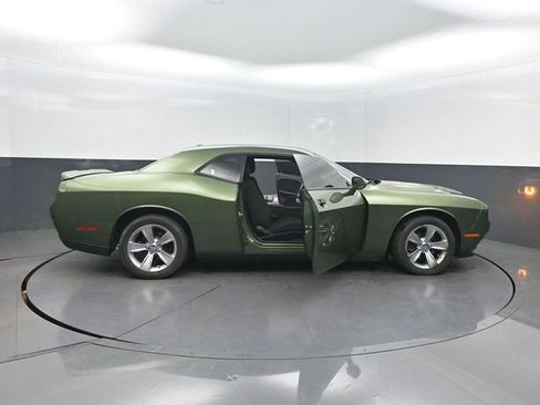 Used 2020 Dodge Challenger SXT RWD image 33