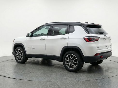 Used 2025 Jeep Compass Trailhawk image 6