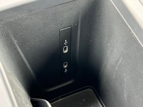 Used 2025 Volkswagen Tiguan SE w/ Panoramic Sunroof Package AWD/4WD image 31