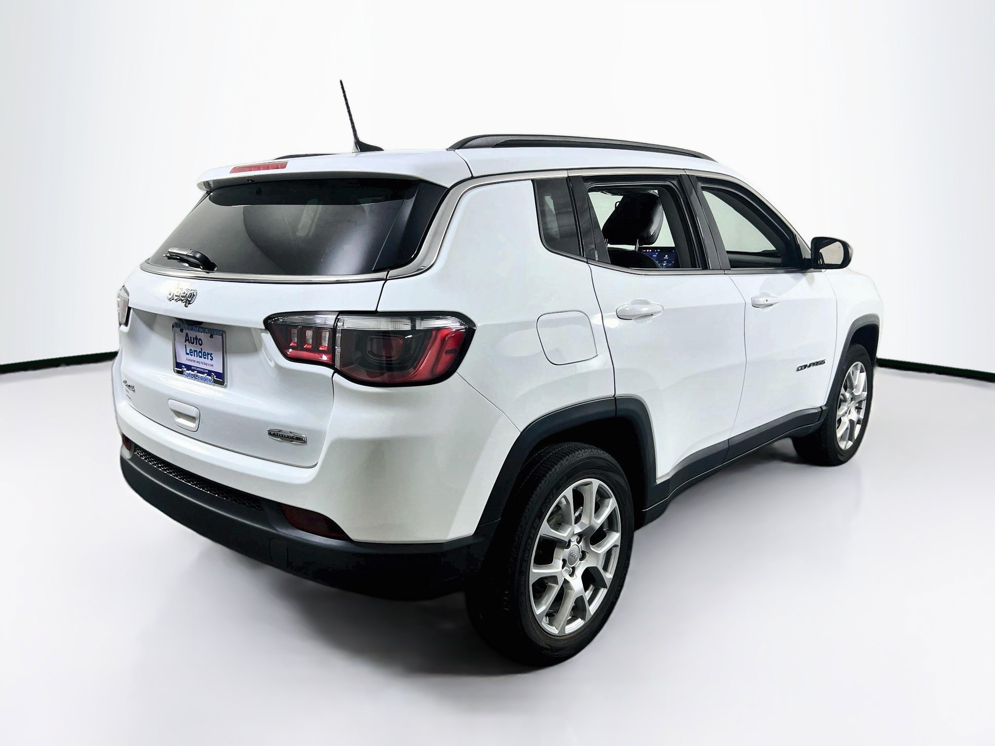 Used 2022 Jeep Compass Latitude w/ Sun and Sound Group AWD/4WD image 5