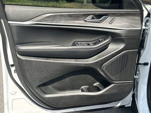 Certified 2025 Jeep Grand Cherokee Limited w/ Luxury Tech Group II image 13