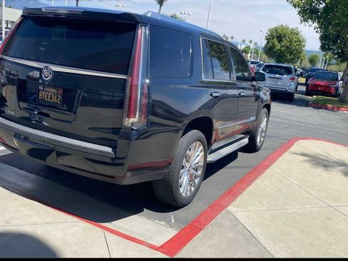 Used 2015 Cadillac Escalade Luxury image 2
