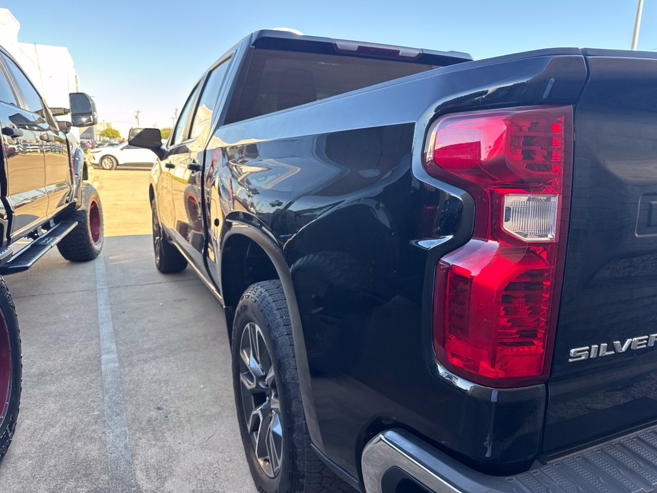 Used 2023 Chevrolet Silverado 1500 LT AWD/4WD image 7