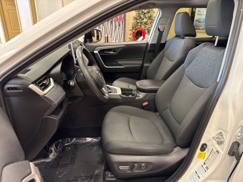 Used 2021 Toyota RAV4 XLE w/ Convenience Package image 6