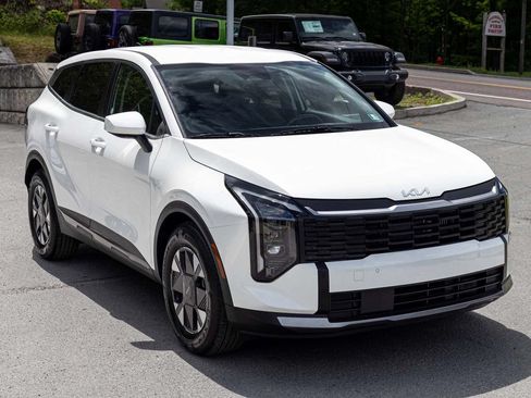 Used 2026 Kia Sportage LX FWD image 3
