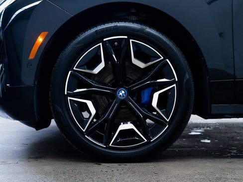 Used 2024 BMW iX xDrive50 w/ Sport Package image 7