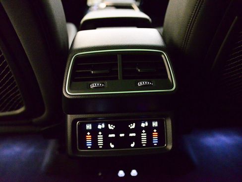 Used 2023 Audi e-tron Premium Plus w/ Premium Plus Package image 25