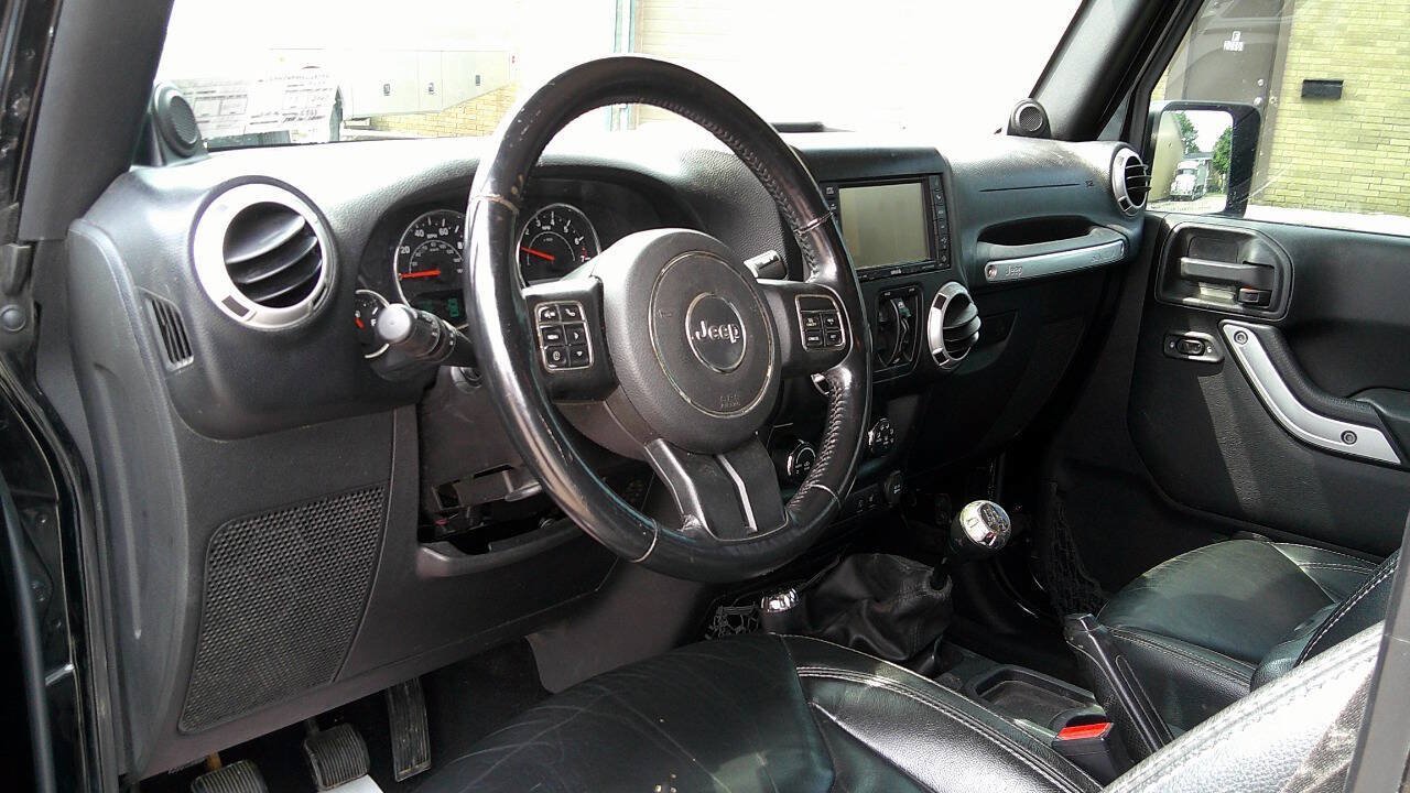 Used 2014 Jeep Wrangler Unlimited Sahara w/ Dual Top Group AWD/4WD image 16
