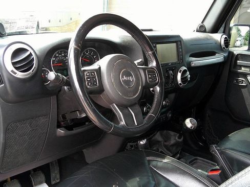 Used 2014 Jeep Wrangler Unlimited Sahara w/ Dual Top Group AWD/4WD image 16