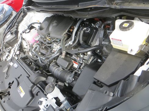 Used 2025 Toyota Sienna LE image 4