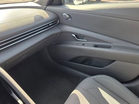 Used 2021 Hyundai Elantra SE FWD image 31