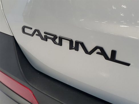 Certified 2025 Kia Carnival SX w/ SX Dark Edition Package image 8