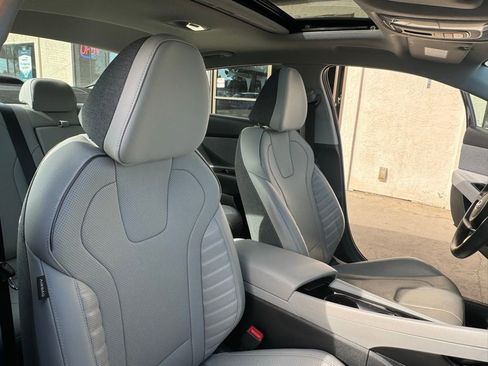 Used 2023 Hyundai Elantra Limited image 25