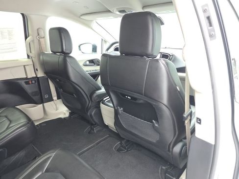 Used 2024 Chrysler Pacifica Touring-L image 42