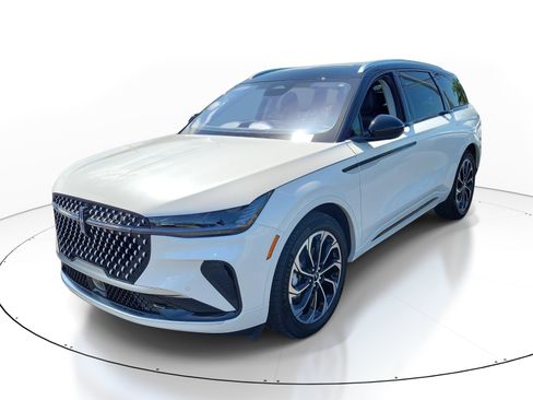 Used 2025 Lincoln Nautilus Reserve AWD/4WD image 3