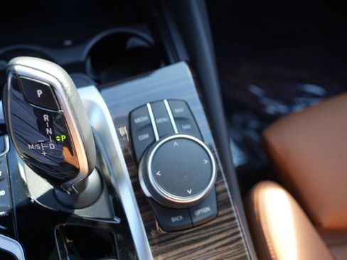 Used 2023 BMW 530e w/ Premium Package image 18