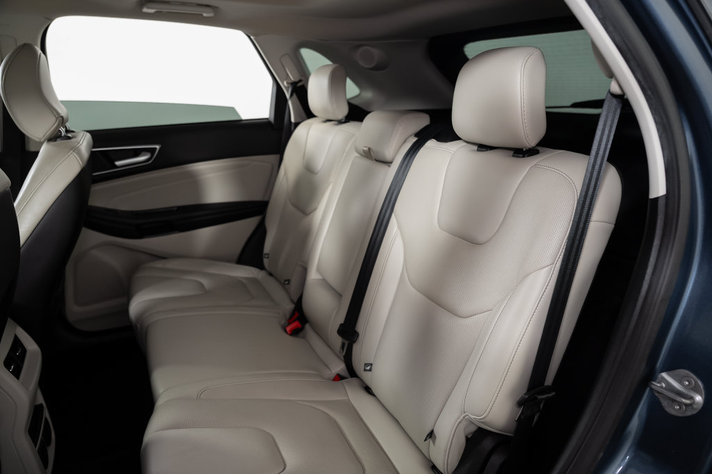 Used 2018 Ford Edge Titanium w/ Equipment Group 301A FWD image 22