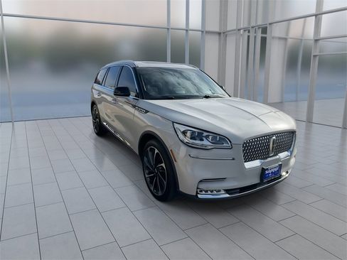 Used 2020 Lincoln Aviator Reserve w/ Equipment Group 202A image 2