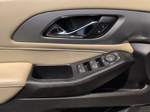 Used 2023 Chevrolet Traverse LS image 16