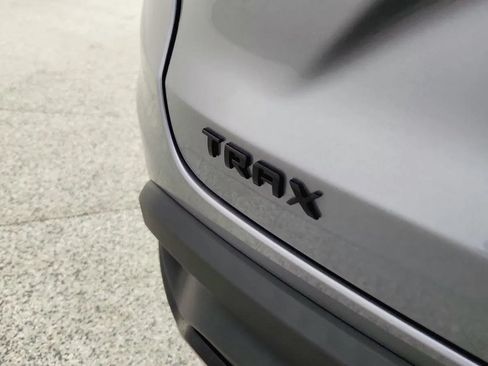 Used 2024 Chevrolet Trax RS w/ Sunroof Package FWD image 37