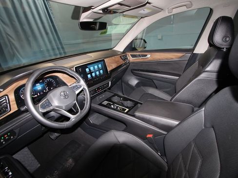 Used 2025 Volkswagen Atlas SE image 2