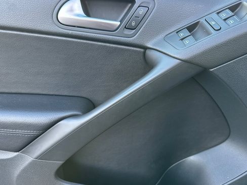 Used 2017 Volkswagen Tiguan S image 10