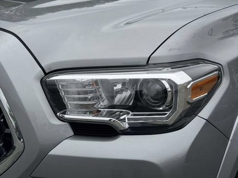Used 2019 Toyota Tacoma TRD Sport AWD/4WD image 4