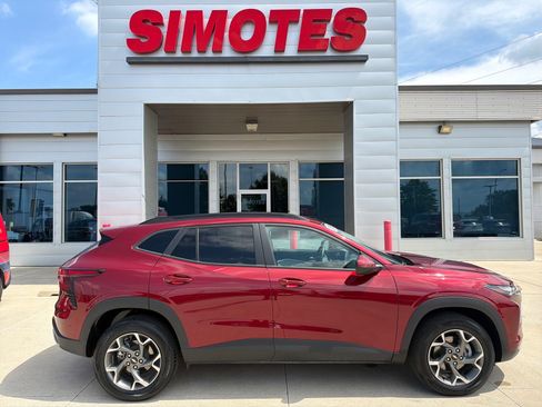 Used 2025 Chevrolet Trax LT w/ LT Convenience Package FWD image 1